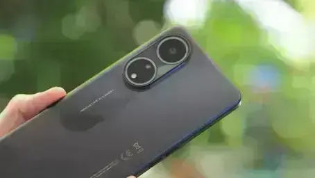 Foto di uno smartphone Oppo A98